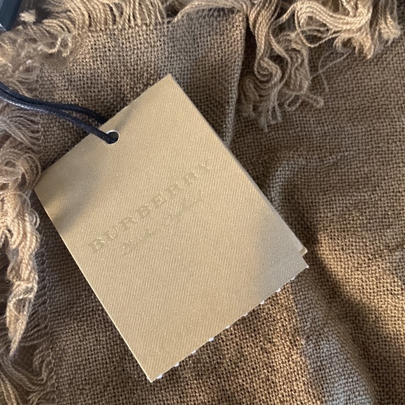 NWOT Burberry Fringe Scarf - Picture 6 of 10